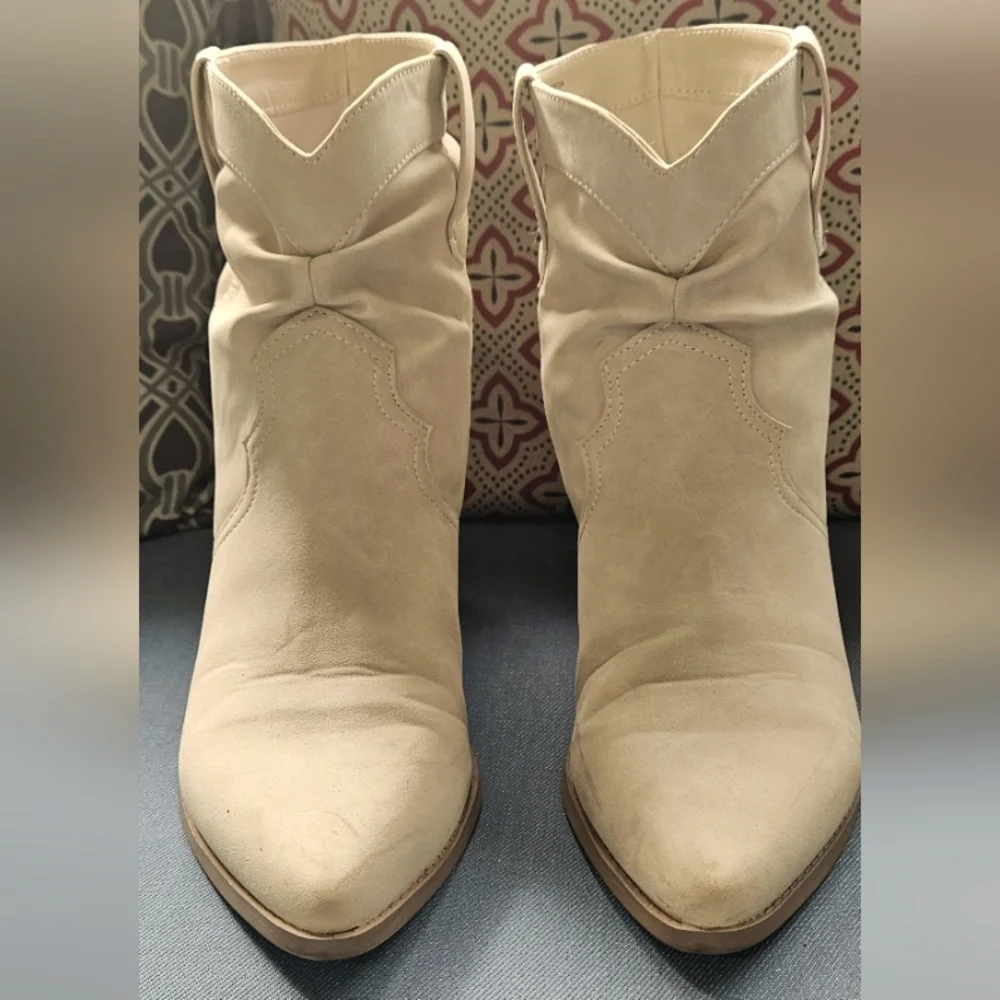 🌟Like New- Western Faux Suede Beige Ankle Boots🌟